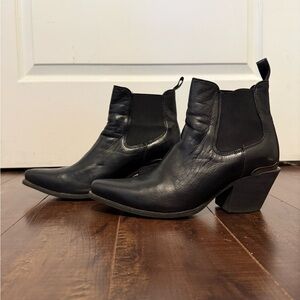 ARIAT Women’s Bradley Snip Toe Booties in Black